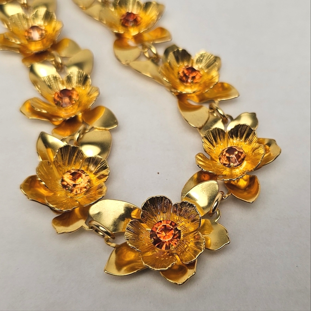 [J. CREW] Oversized Gold Flower Collar Statement Necklace - Picture 4 of 16